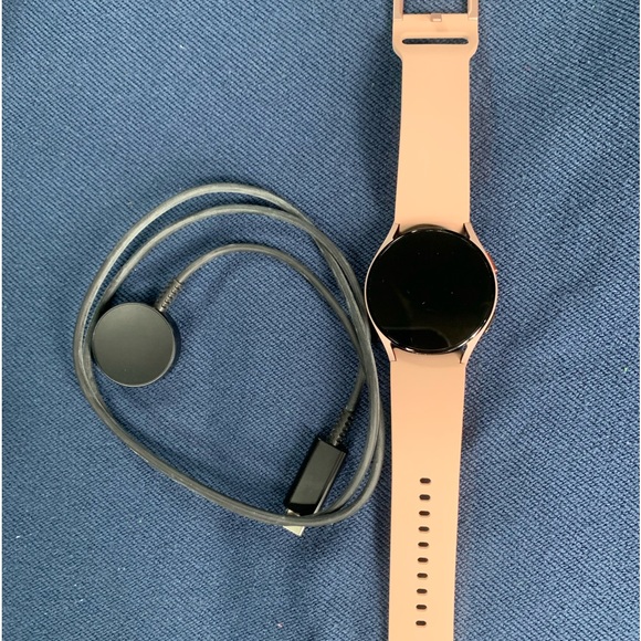 SAMSUNG GALAXY WATCH5 GOLD TONE WITH CHARGER - Picture 5 of 5